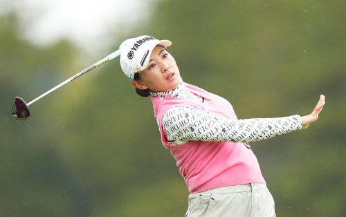2番、ティーショットを放つ永井花奈（撮影・菅敏）