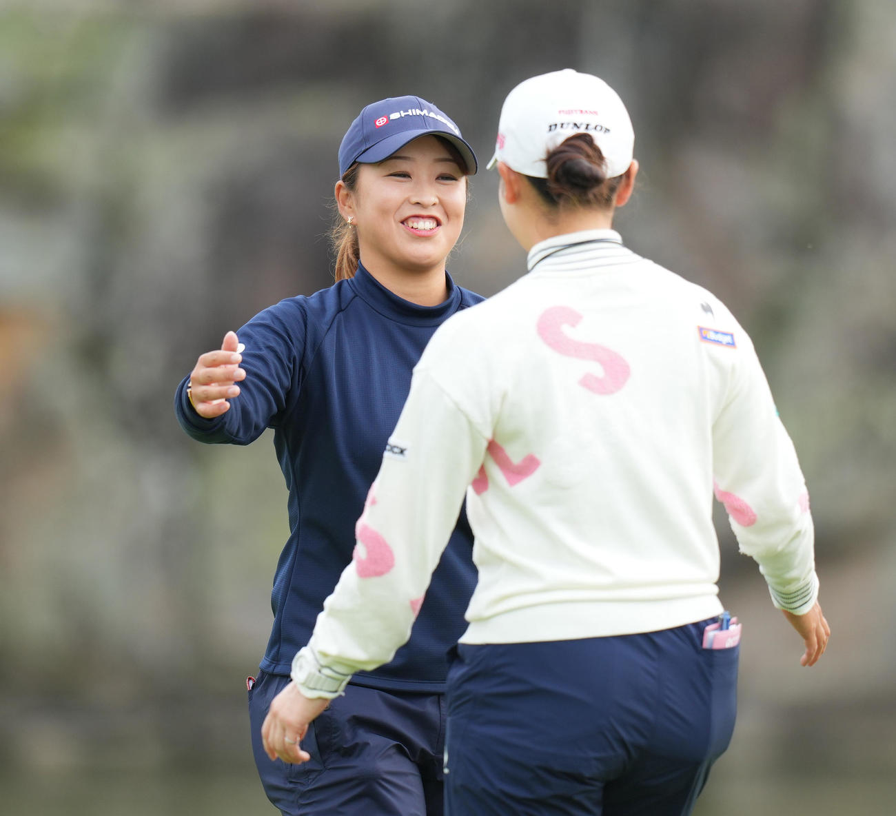 伊藤園レディースで優勝し、小祝（右）にハグで祝福される西郷（撮影・菅敏）