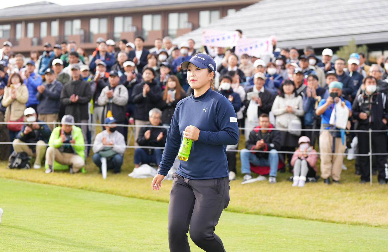 伊藤園レディースで優勝し、ギャラリーから歓声を受ける西郷（撮影・菅敏）