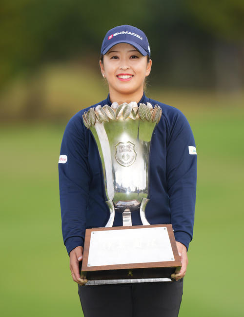 伊藤園レディースを制し、優勝トロフィーを手に笑顔を見せる西郷（撮影・菅敏）