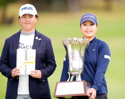 伊藤園レディースで優勝した西郷（右）とローアマを獲得した中嶋（撮影・菅敏）