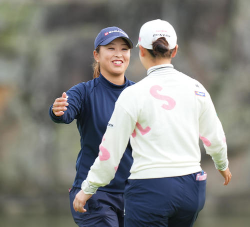 伊藤園レディースで優勝し、小祝（右）にハグで祝福される西郷（撮影・菅敏）