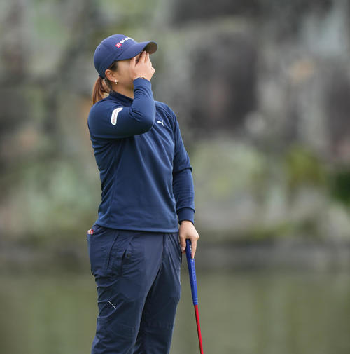 伊藤園レディースで優勝し、感極まる西郷（撮影・菅敏）