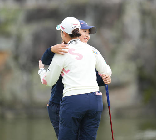 伊藤園レディースで優勝し、小祝（右）にハグで祝福される西郷（撮影・菅敏）