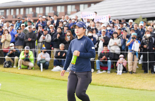 伊藤園レディースで優勝し、ギャラリーから歓声を受ける西郷（撮影・菅敏）