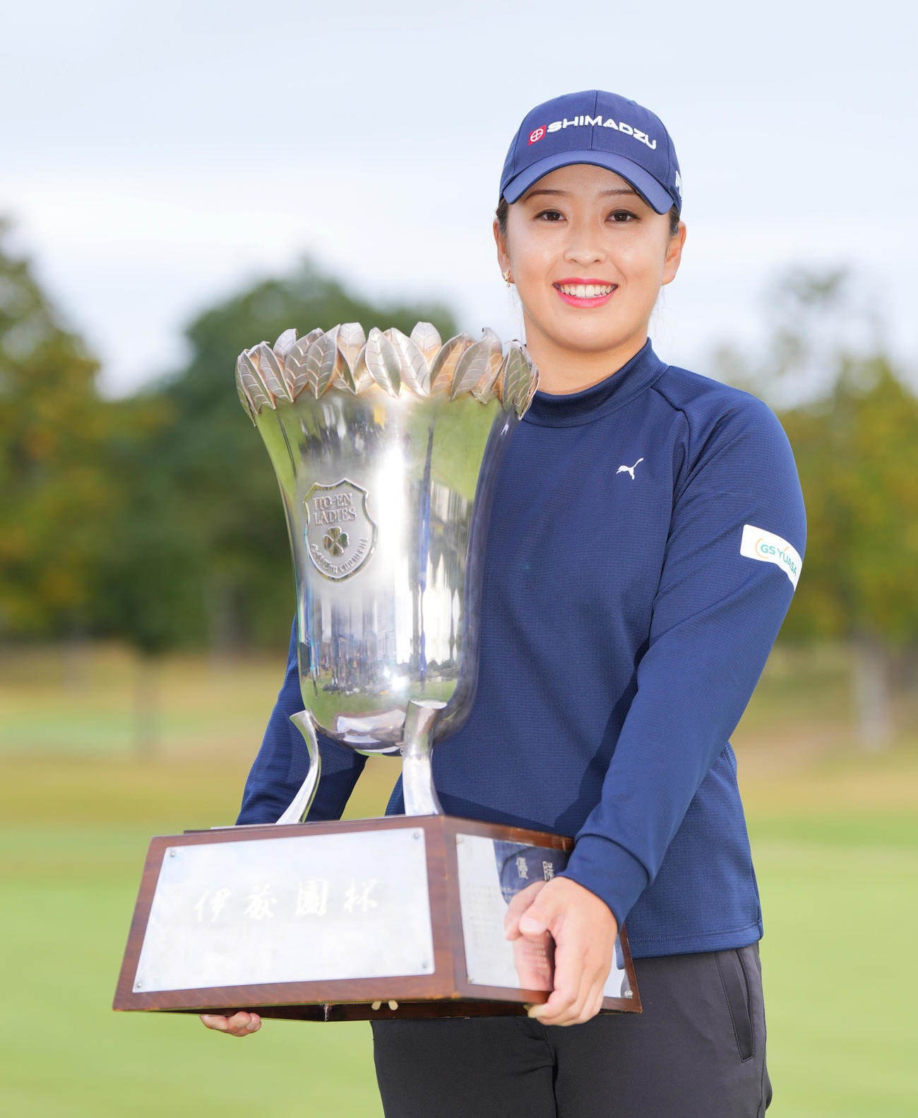 伊藤園レディースを制し、優勝トロフィーを手に笑顔を見せる西郷（撮影・菅敏）