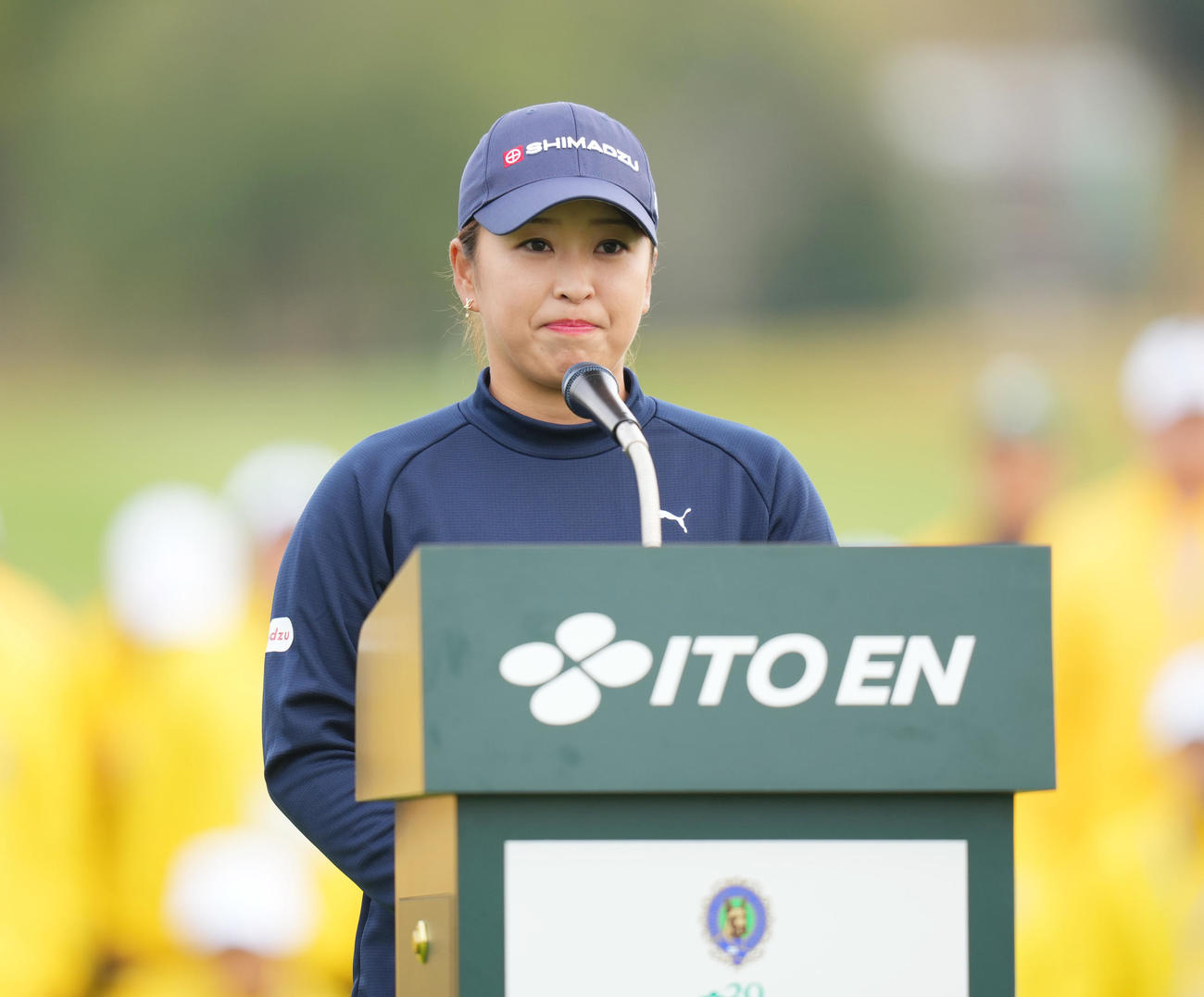 伊藤園レディースを制し、優勝スピーチをする西郷は、感極まる（撮影・菅敏）