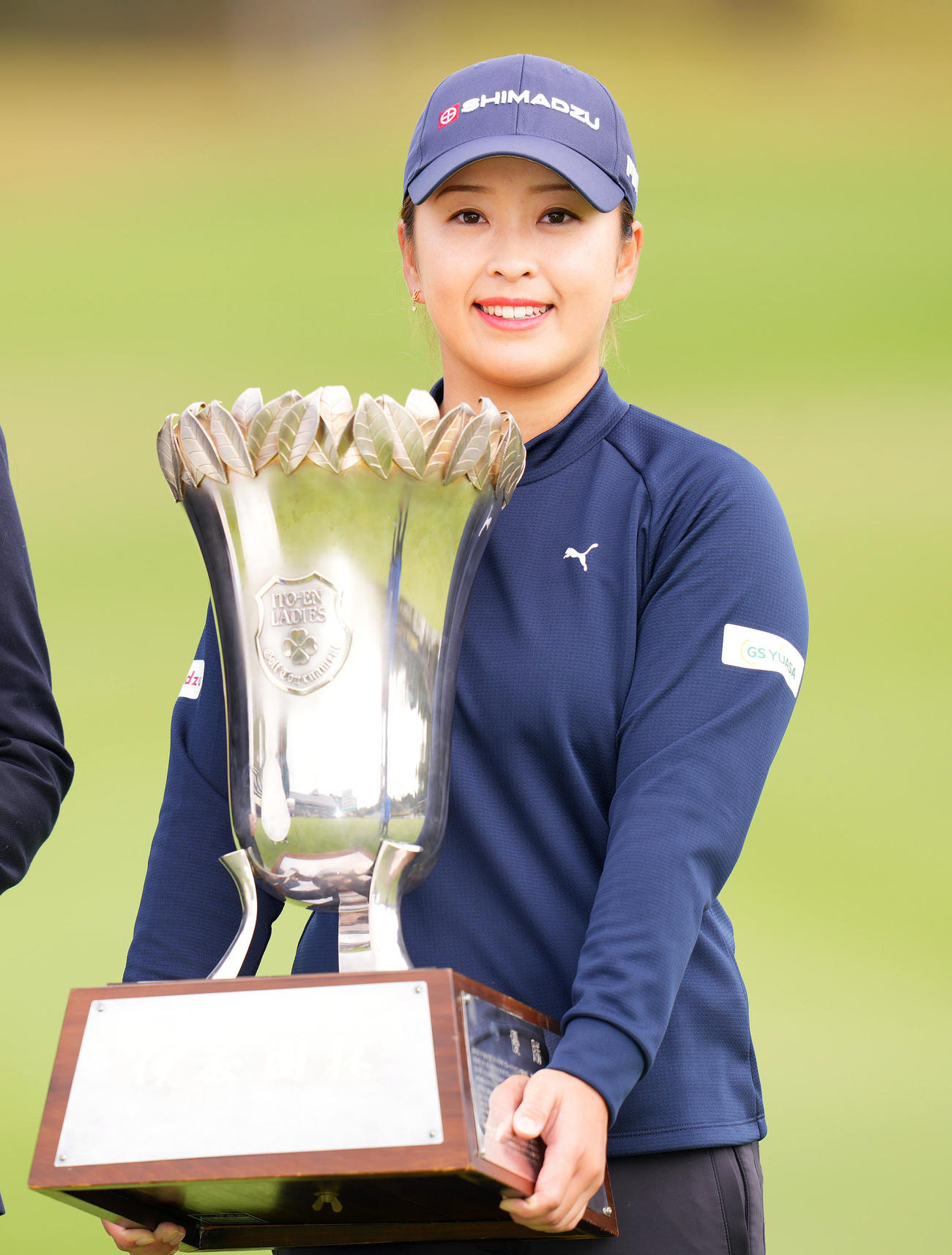 伊藤園レディースを制し、優勝トロフィーを手に笑顔を見せる西郷（撮影・菅敏）