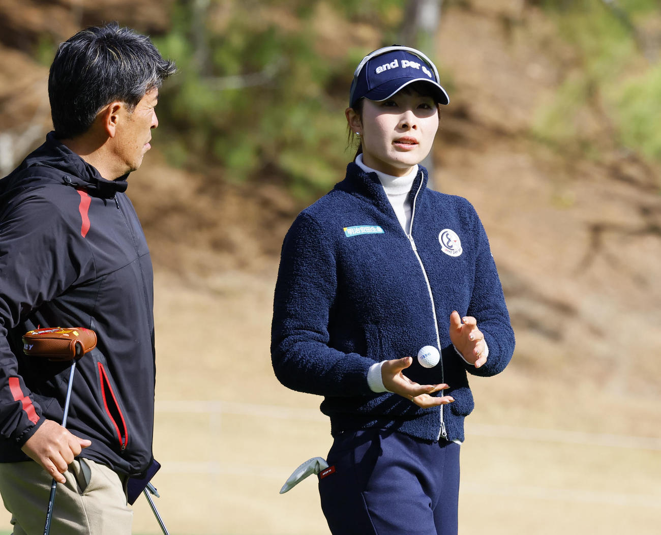 練習ラウンドで調整する鶴岡果恋（撮影・藤尾明華）