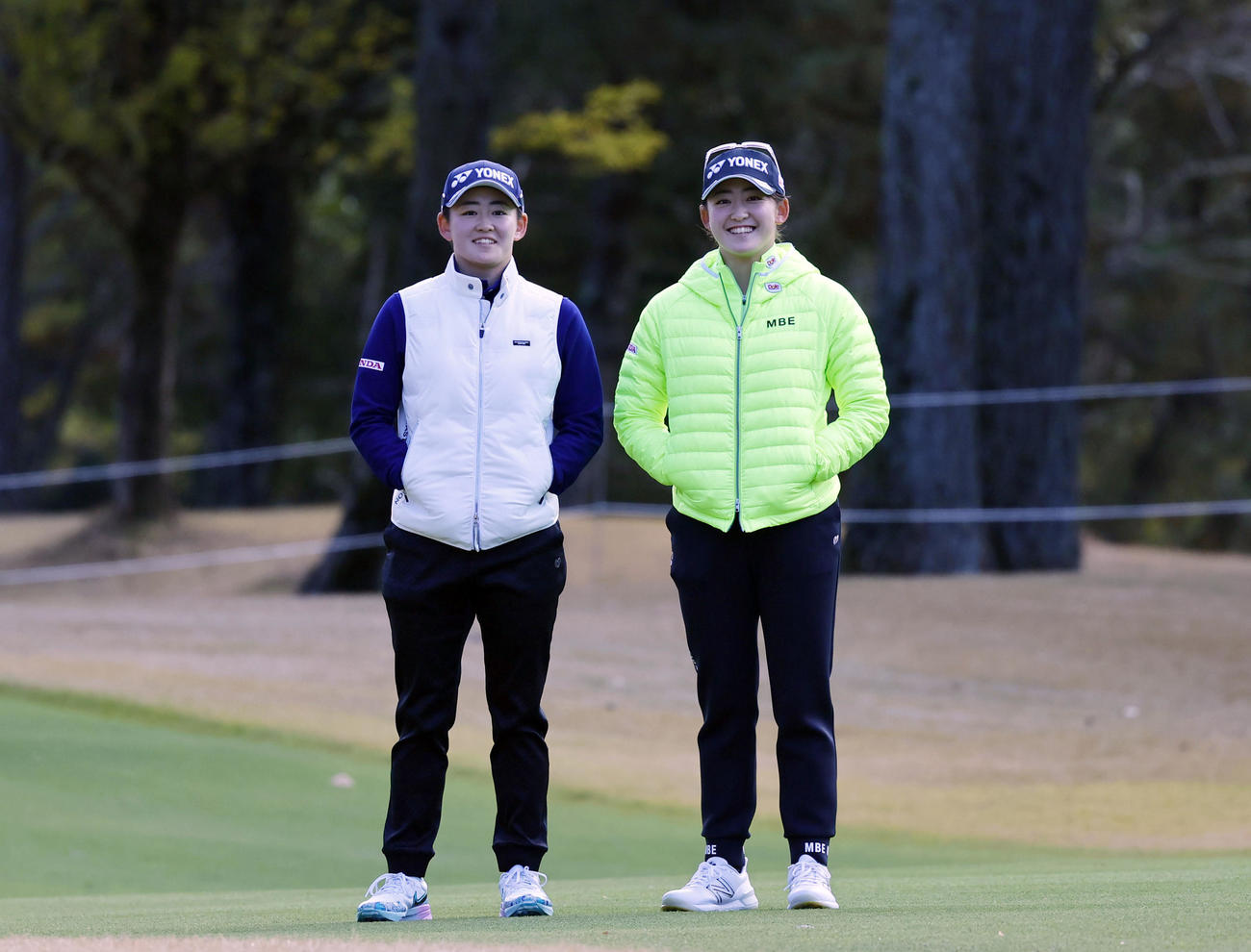 練習ラウンドで、カメラに笑顔を見せる岩井明愛（左）と岩井千怜（撮影・藤尾明華）