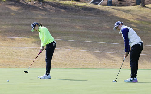 練習ラウンドで調整する岩井千怜（左）と岩井明愛（撮影・藤尾明華）