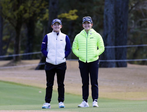 練習ラウンドで、カメラに笑顔を見せる岩井明愛（左）と岩井千怜（撮影・藤尾明華）