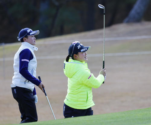 練習ラウンドで調整する岩井千怜（右）と岩井明愛（撮影・藤尾明華）