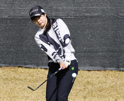 練習ラウンドで調整する尾関彩美悠（撮影・藤尾明華）