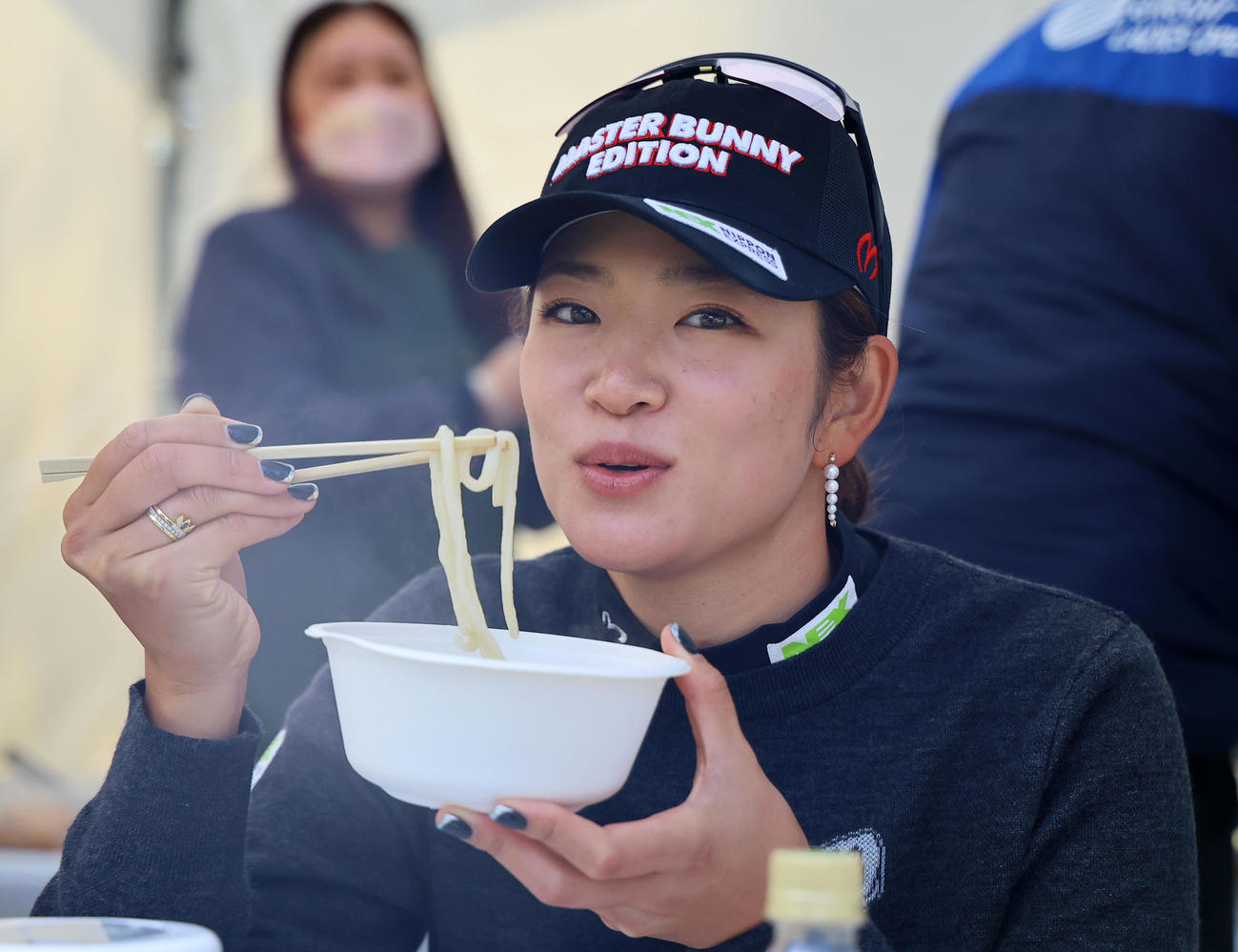 エリエールレディースオープン　プロアマ戦で、後半スタート前にうどんを食べる原英莉花（撮影・藤尾明華）