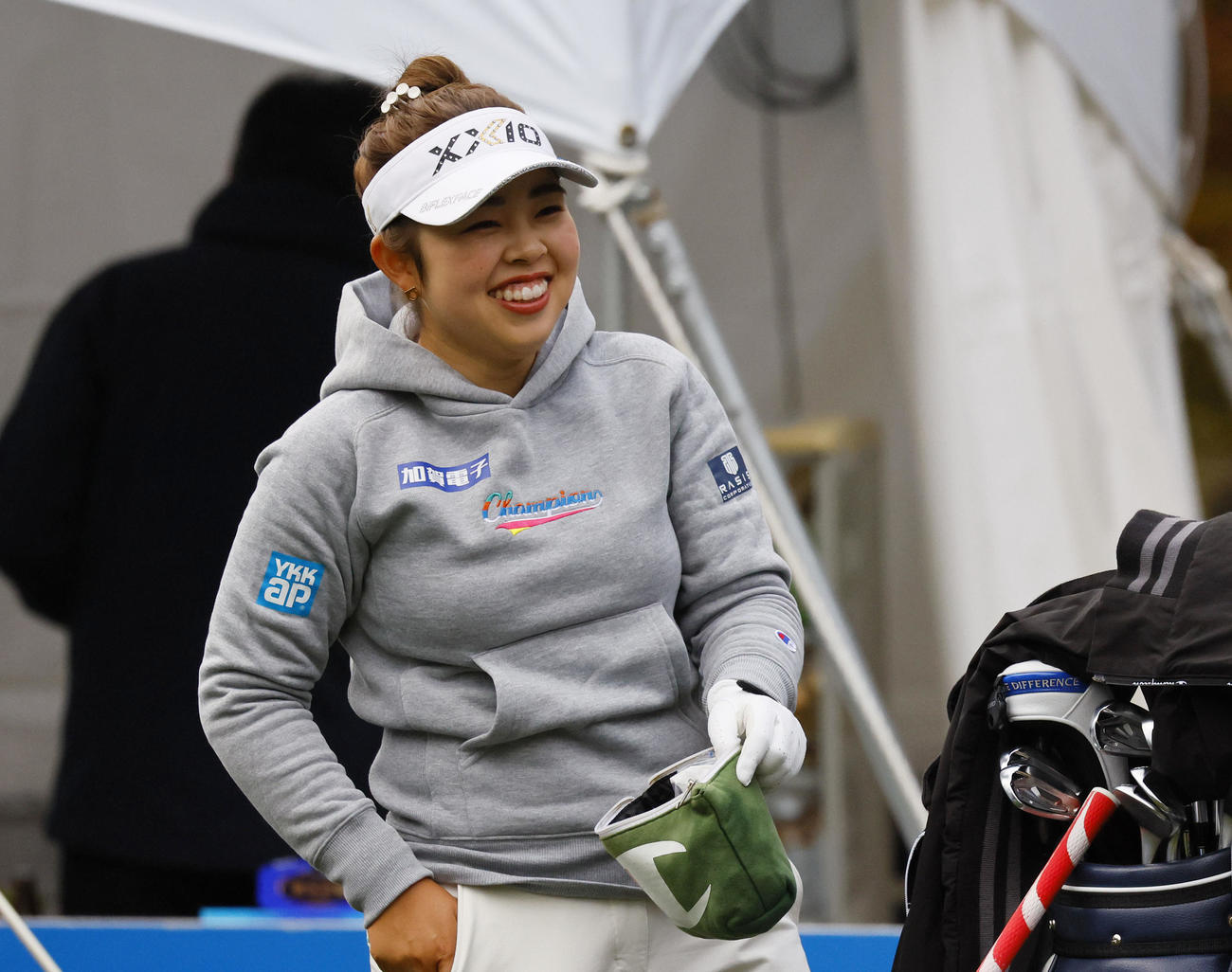 プロアマ戦のスタート前に笑顔を見せる山下美夢有（撮影・藤尾明華）