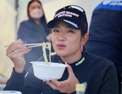 エリエールレディースオープン　プロアマ戦で、後半スタート前にうどんを食べる原英莉花（撮影・藤尾明華）