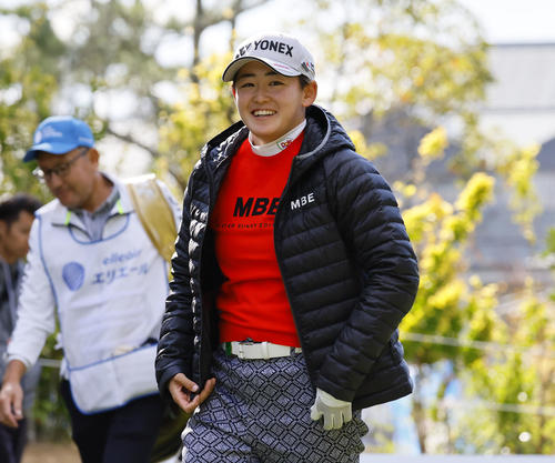 プロアマ戦の10番を笑顔でスタートする岩井明愛（撮影・藤尾明華）