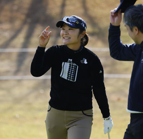 プロアマ戦を終え、笑顔であいさつする藤田さいき（撮影・藤尾明華）