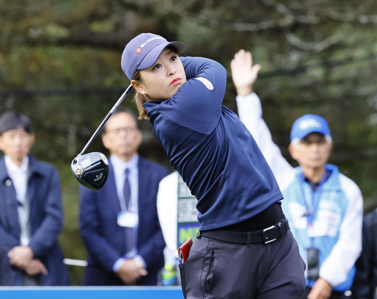 10番、ティーショットを放つ西郷真央（撮影・藤尾明華）