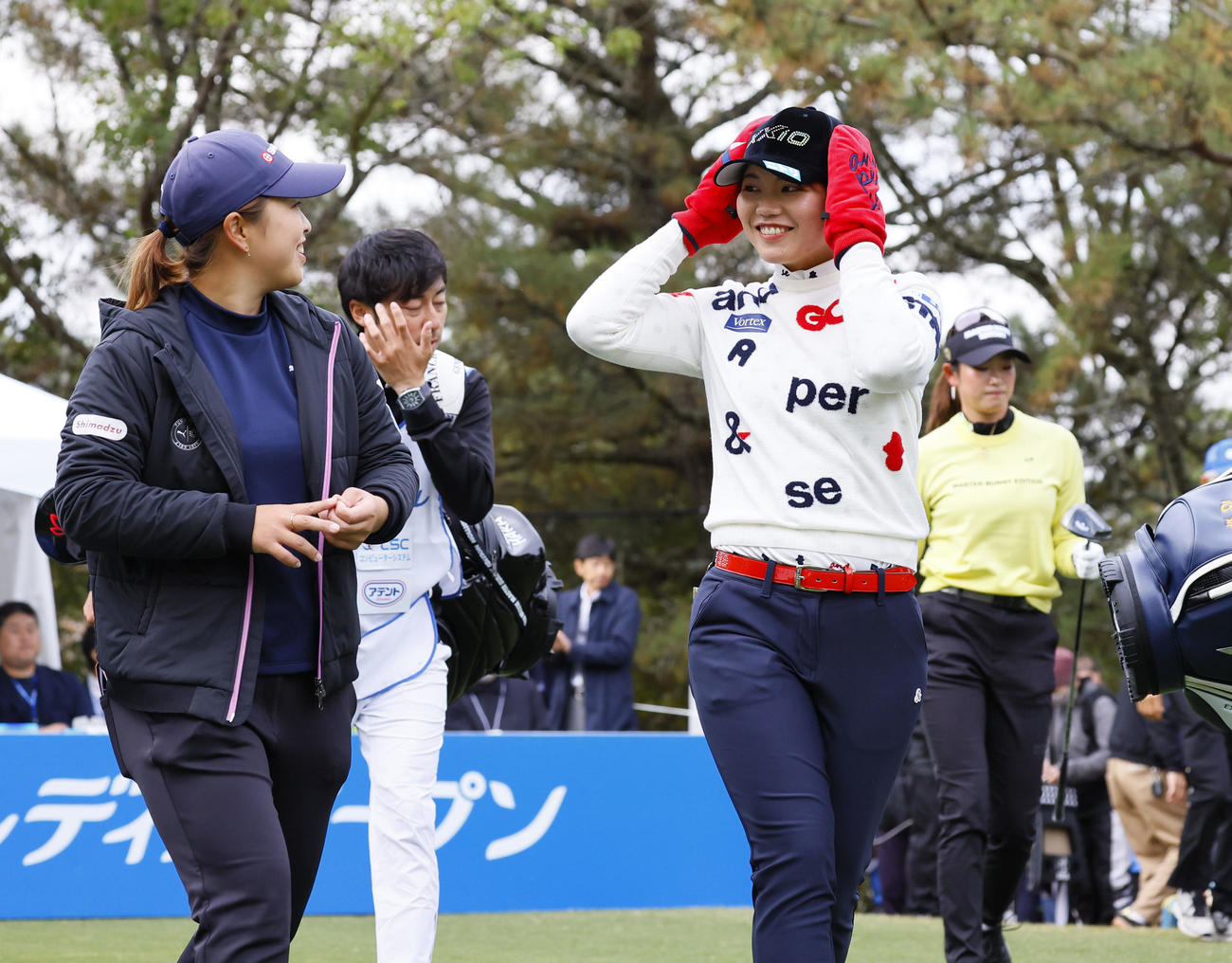 10番、笑顔でスタートする西郷真央（左）と桜井心那（撮影・藤尾明華）