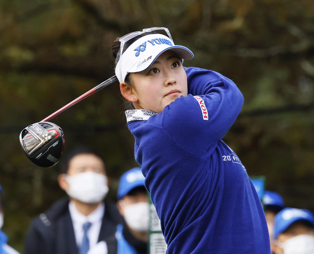 10番、ティーショットを放つ岩井千怜（撮影・藤尾明華）
