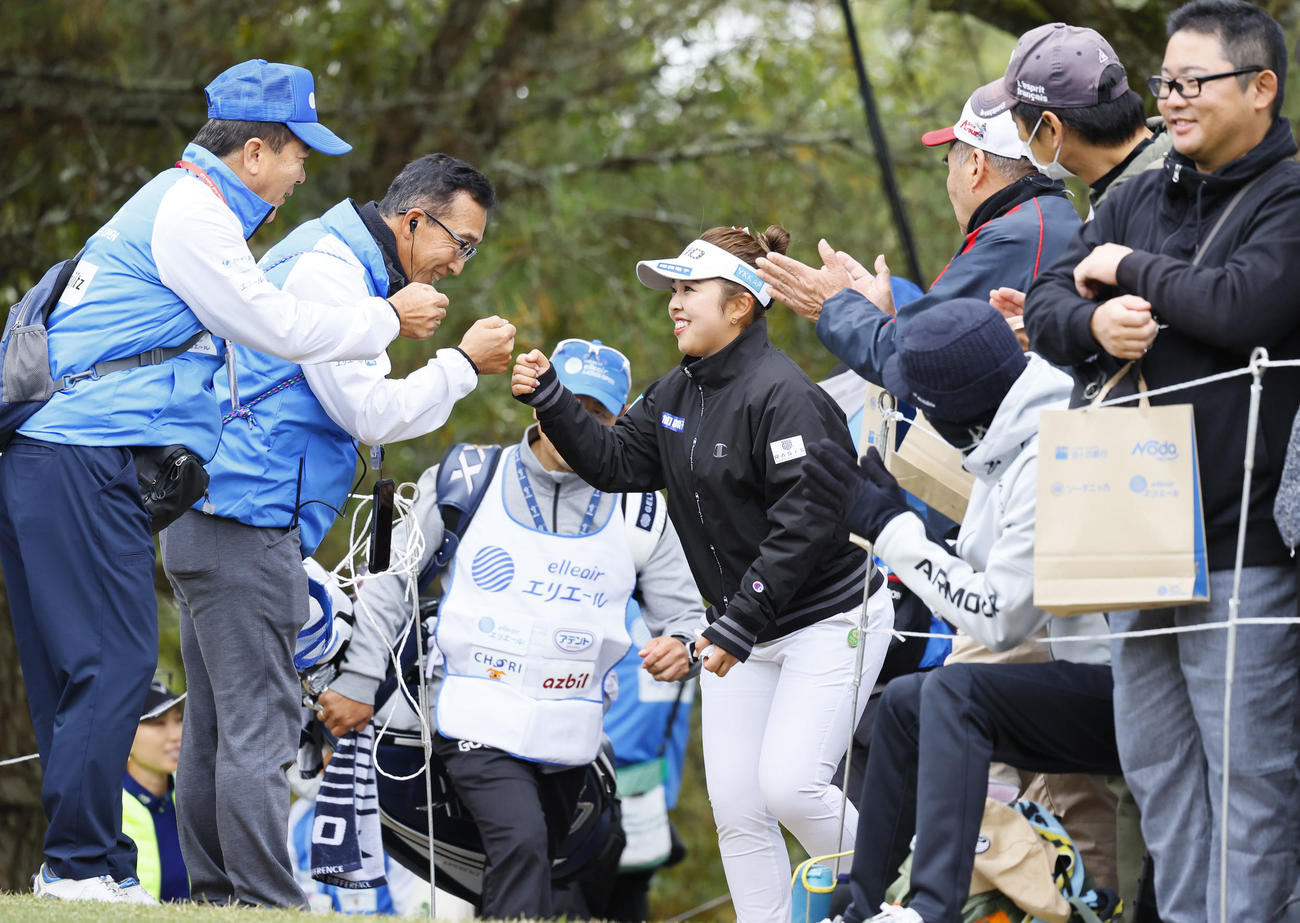 10番のティーグラウンドに向かう山下美夢有（撮影・藤尾明華）