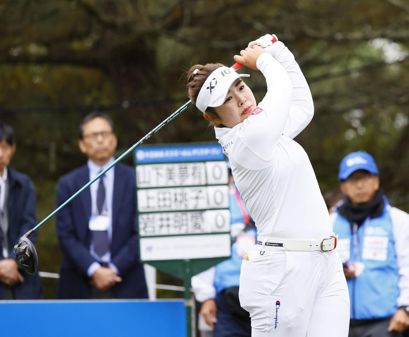 10番、ティーショットを放つ山下美夢有（撮影・藤尾明華）