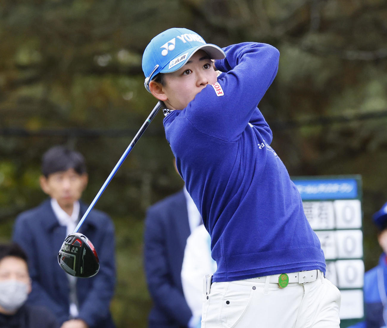 10番、ティーショットを放つ岩井明愛（撮影・藤尾明華）