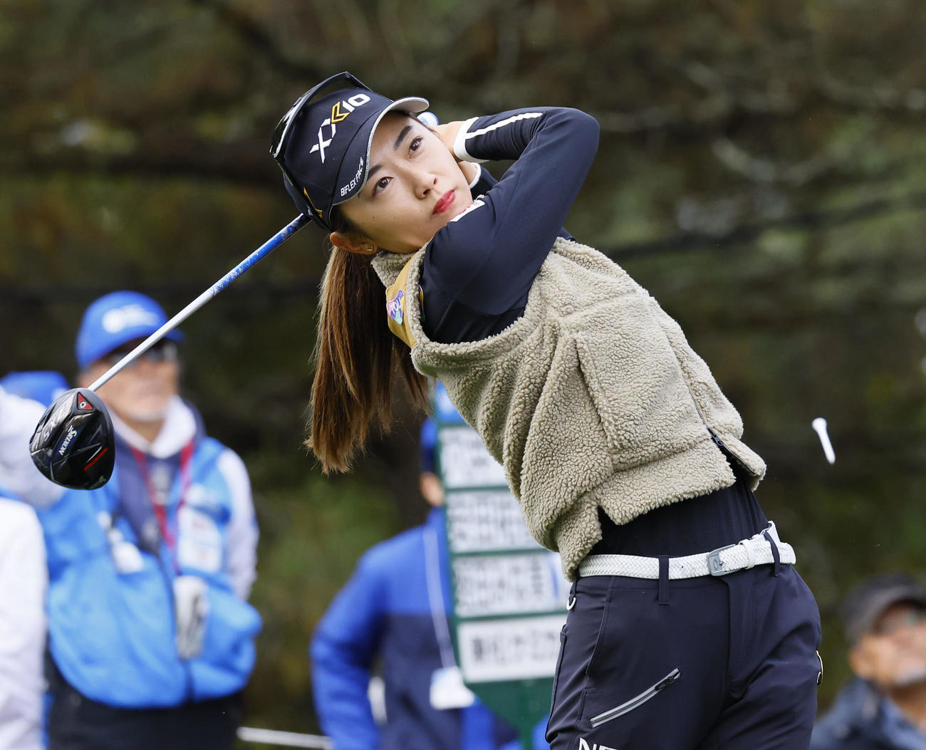 10番、ティーショットを放つ安田祐香（撮影・藤尾明華）