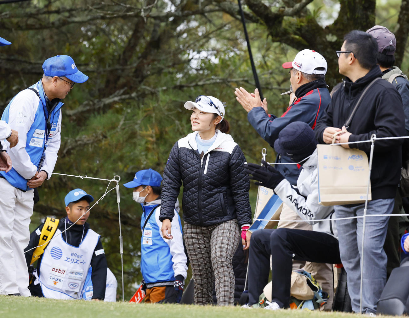 10番ティーに向かう藤田さいき（撮影・藤尾明華）