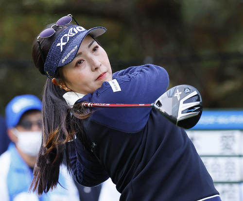10番、ティーショットを放つ青木瀬令奈（撮影・藤尾明華）