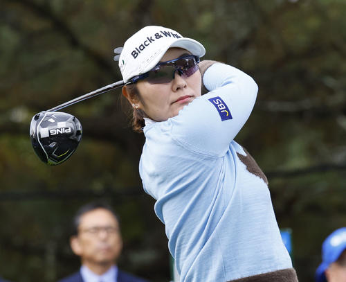 10番、ティーショットを放つ藤田さいき（撮影・藤尾明華）