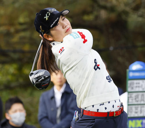 10番、ティーショットを放つ桜井心那（撮影・藤尾明華）