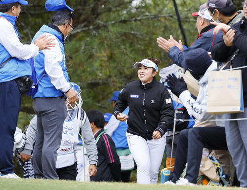 10番のティーグラウンドに向かう山下美夢有（撮影・藤尾明華）