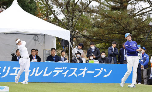 10番、素振りをする山下美夢有（左）と岩井明愛（撮影・藤尾明華）