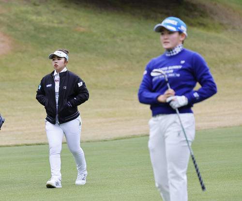 10番、岩井明愛（右）のボールを見つめる山下美夢有（左）（撮影・藤尾明華）