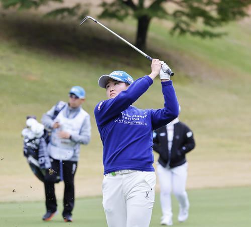 10番、セカンドショットを放つ岩井明愛（撮影・藤尾明華）