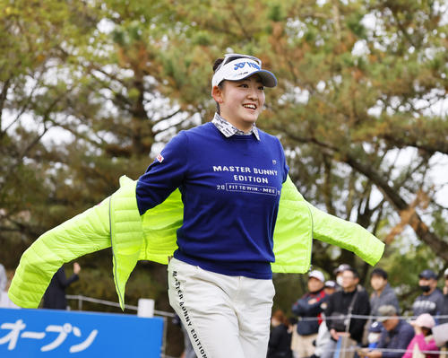 10番、上着を着ながらスタートする岩井千怜（撮影・藤尾明華）