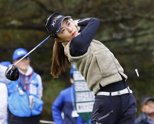10番、ティーショットを放つ安田祐香（撮影・藤尾明華）