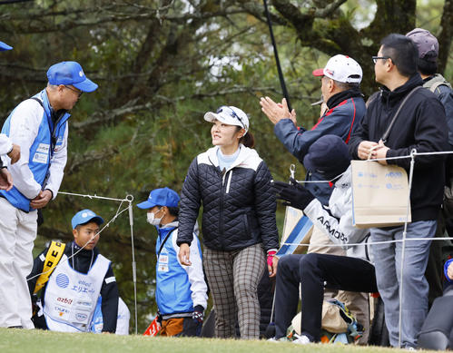 10番ティーに向かう藤田さいき（撮影・藤尾明華）