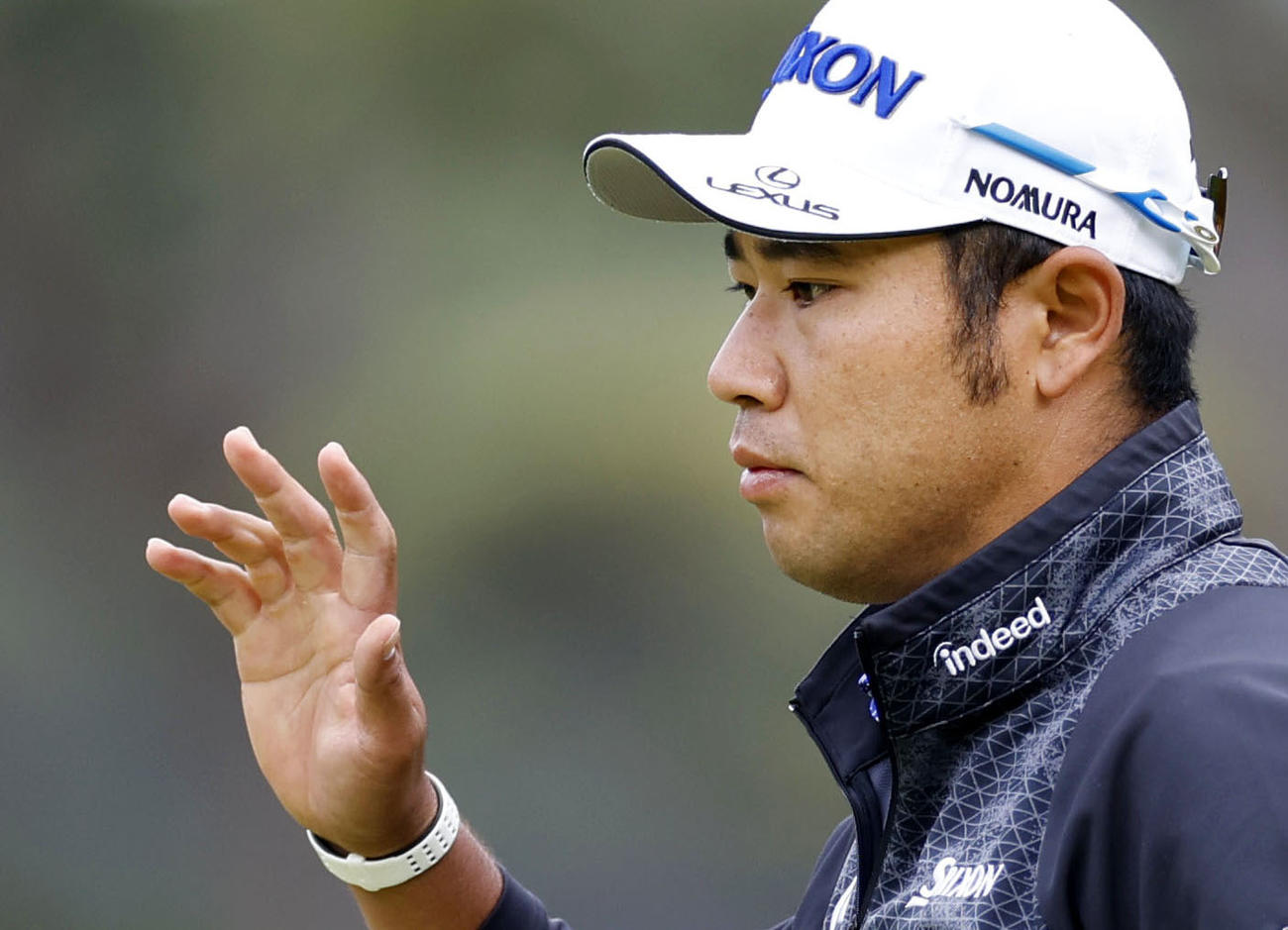 第1日、11番でバーディーを奪った松山英樹。8アンダーで首位（共同）