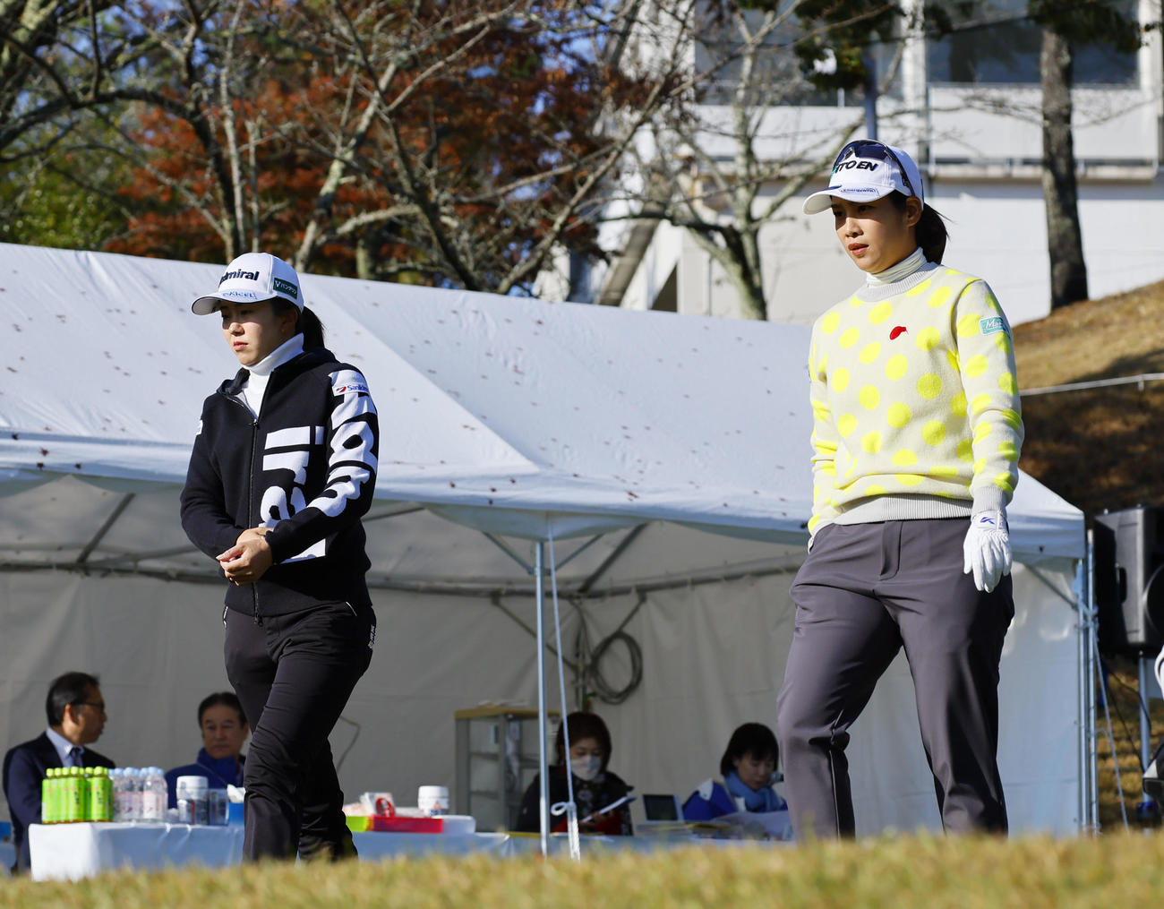 1番、スタートする堀琴音（左）と浜田茉優（撮影・藤尾明華）