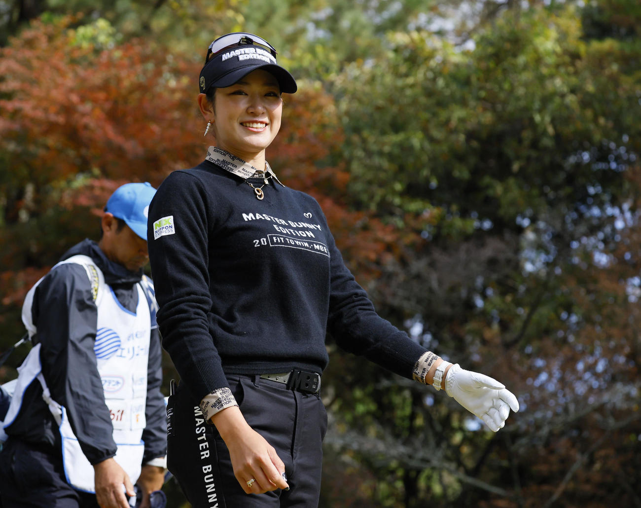 2番、ティーショットを放ち笑顔で歩きだす原英莉花（撮影・藤尾明華）