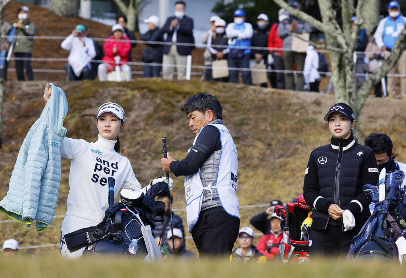 1番、スタートを待つ鶴岡果恋（左）と柏原明日架（右）（撮影・藤尾明華）