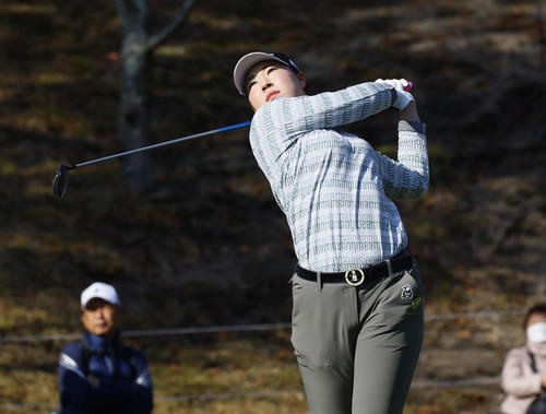 1番、ティーショットを放つ竹田麗央（撮影・藤尾明華）