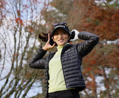 1番、耳当てをはめながら笑顔でスタートする脇元華（撮影・藤尾明華）