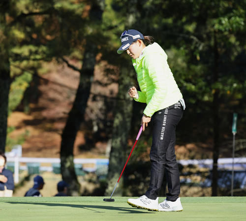 1番、バーディーパットを沈めガッツポーズをする岩井千怜（撮影・藤尾明華）