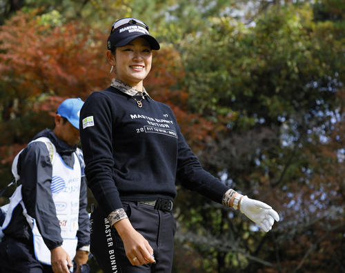 2番、ティーショットを放ち笑顔で歩きだす原英莉花（撮影・藤尾明華）