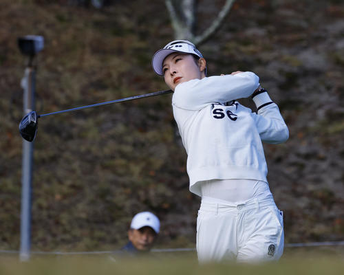 1番、ティーショットを放つ鶴岡果恋（撮影・藤尾明華）